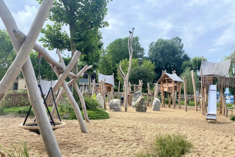 Der neue Spielplatz am Naturstrand in Uhldingen-Mühlhofen lässt Kinderherzen höher schlagen.