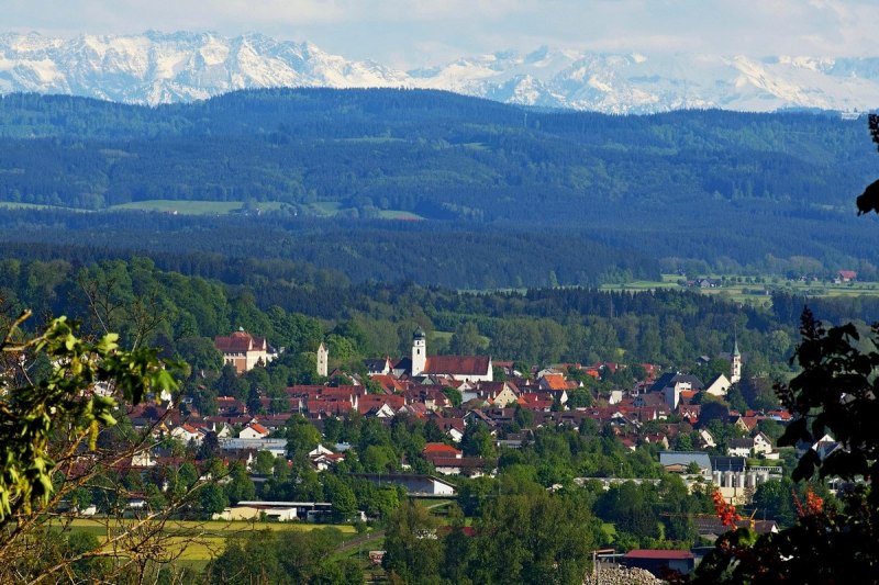 Leutkirch ist umgeben von grünen Wäldern und Wiesen
