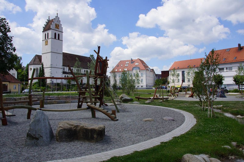 Spielplatz und Rathaus in Ostrach