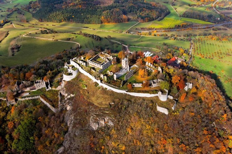 Blick auf die Festungsruine Hohentwiel im Herbst
