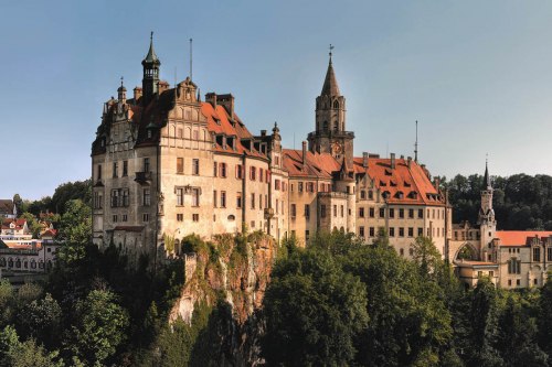 Hoch über der Donau erhebt sich das Schloss Sigmaringen