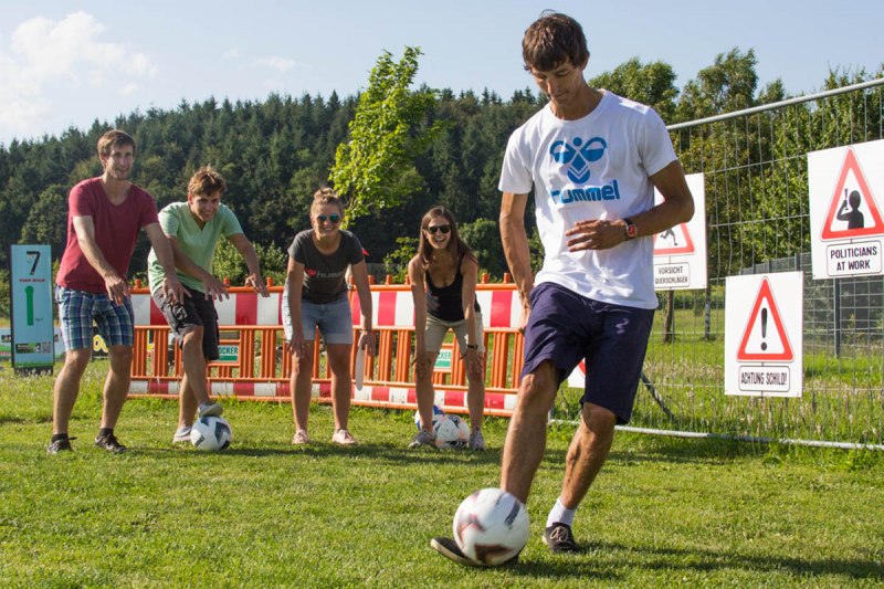 Spass mit Freunden beim Fußballgolf im Seepark Pfullendorf.