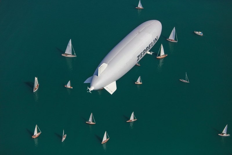 Der Zeppelin NT schwebt über den malerischen Bodensee mit seinen vielen Segelbooten hinweg