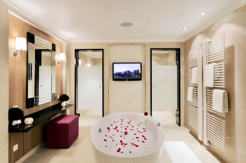 Die mit Rosenblättern dekorierte Badewanne lädt zu Romantik und Entschleunigung ein.