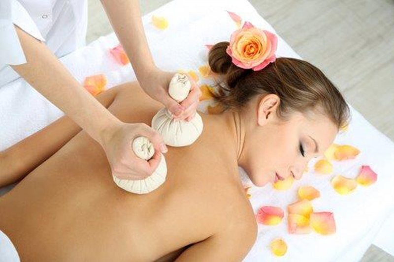 Kräuterstempel Massage im SPA des Hotel-Restaurant Storchen