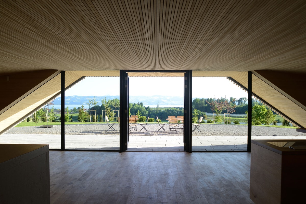 Blick vom Innenraum des Pinot über die Südterrasse Weingut Schmidt