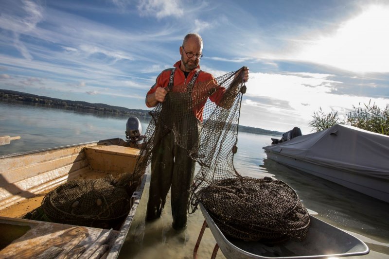 Fischer Stefan Riebel von der Insel Reichenau ordnet seine Netze. 
