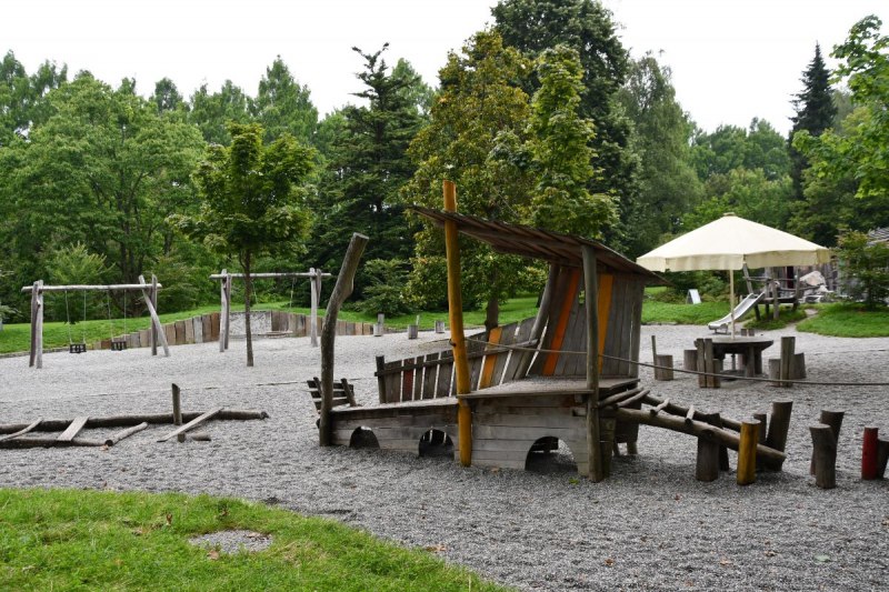 Das Zwergendorf bietet auch den kleinsten Mainau-Besucherinnen und -Besuchern mit Holzeisenbahn zum Klettern, Schaukeln, Rutsche sowie einer Spielhütte viele Möglichkeiten zum ausgiebigen Spielen und Entdecken.