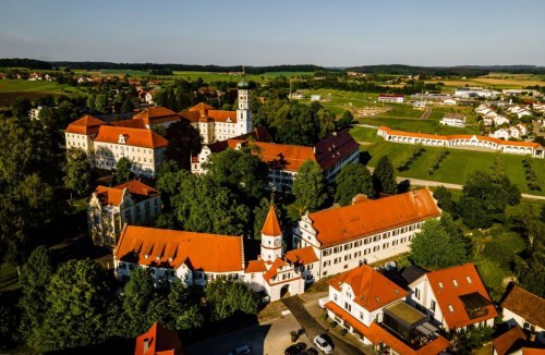 Blick auf die Stadt und Klosteranlage Bad Schussenried