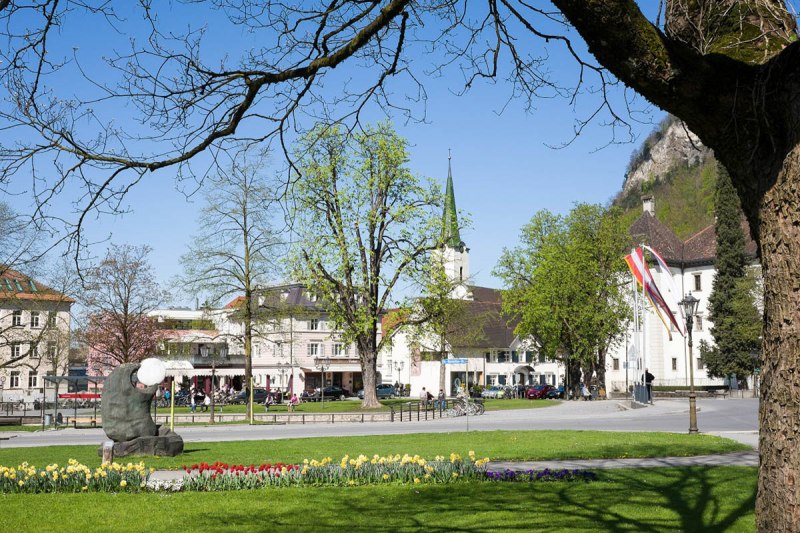Lädt zum Verweilen ein: Der Schlossplatz in Hohenems