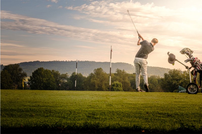 Spielen Sie eine Runde Golf auf dem Golfplatz von Owingen