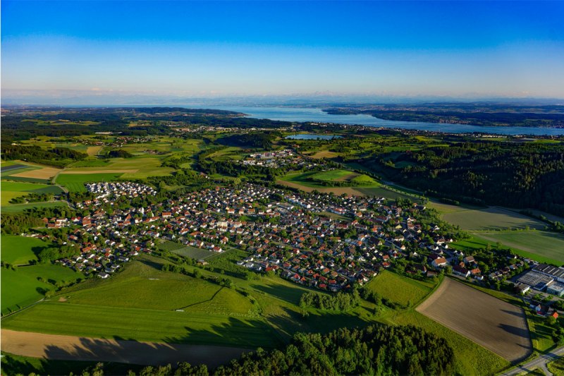 Luftbildaufnahme von Owingen mit Blick auf den Bodensee und die Alpen 
