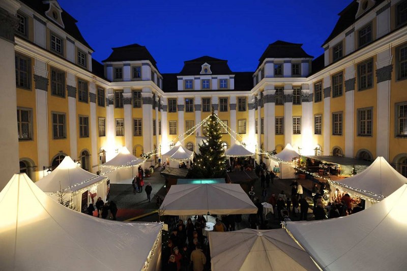 Der Weihnachtsmarkt im Innenhof des Schlosses