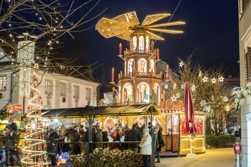 Funkelnde Lichter, der Duft von Lebkuchen und Punsch liegt in der Luft ... der Weihnachtsmarkt in Bregenz lädt am Kornmarkt zur schönsten Zeit des Jahres ein.