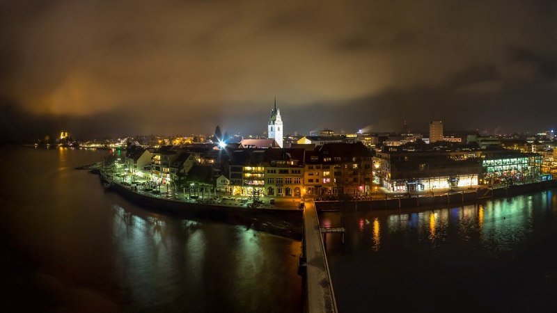 Friedrichshafen bei Nacht, vom Moleturm aus festgehalten.