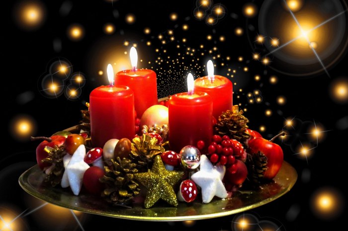 Zauberhafter Adventskranz vier brennende Kerzen