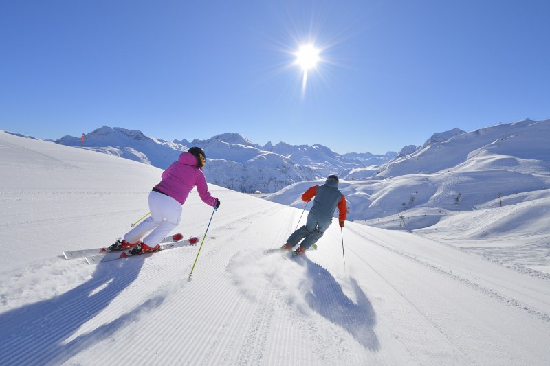 Strahlender Sonnenschein im Skigebiet Lech in Oberlech